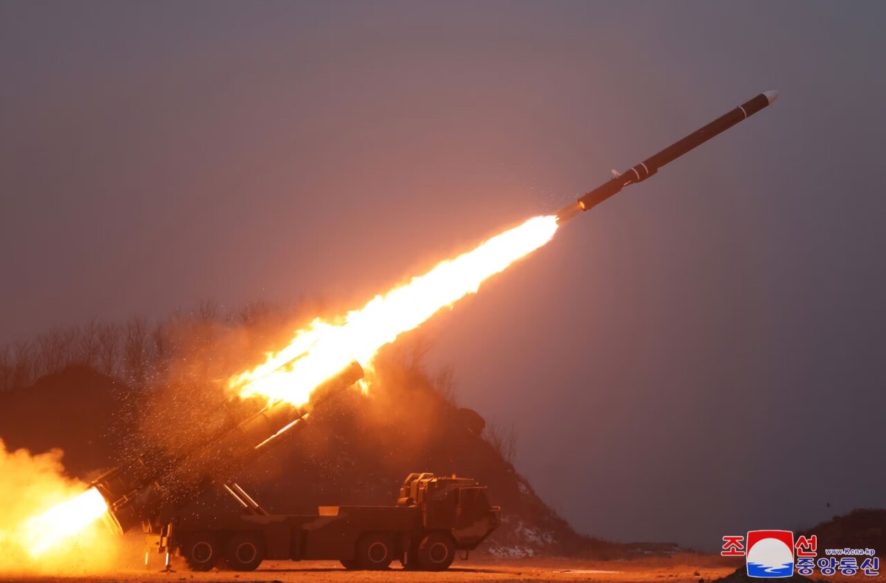 북한이 지난 1월 30일 서해상에서 시험 발사한 전략순항미사일 '화살-2형' 모습./조선중앙통신 연합뉴스