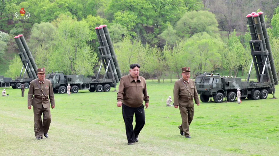 북한은 지난 22일 김정은 국무위원장의 지도로 600mm 초대형 방사포병 부대들을 국가 핵무기 종합관리체계인 핵방아쇠 체계 안에서 운용하는 훈련을 처음으로 진행했다고 조선중앙TV가 23일 보도했다. /조선중앙TV