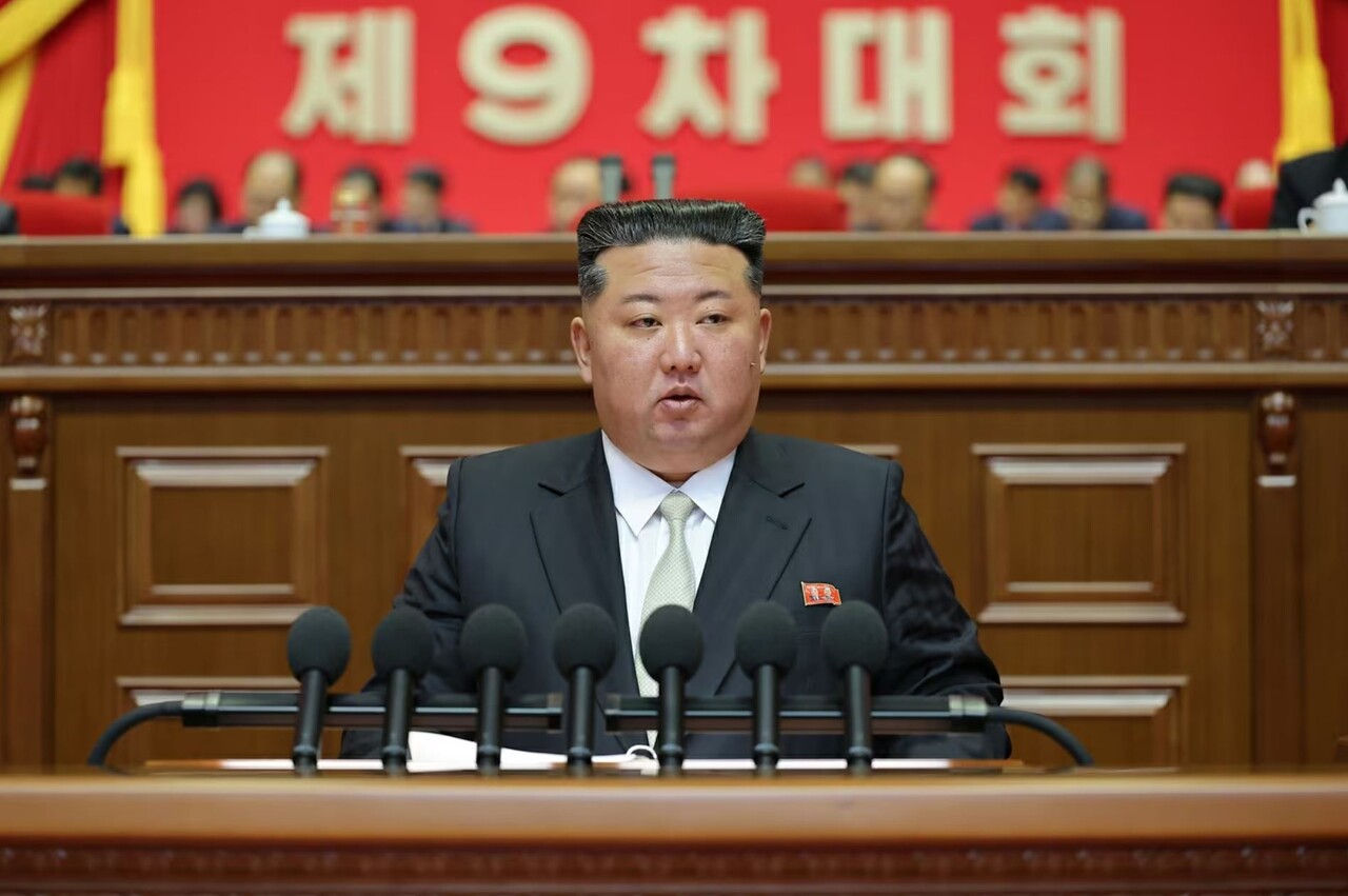 [오늘의 뉴스종합] [오늘의 뉴스종합] 김정은 한국정부 비판, 부동산 시세 하락, 대기업 협박 사건의 구속 및 교복 가격 개혁 논의